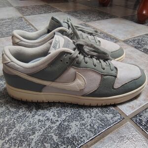 Nike Men's Gray and Cream Sneakers